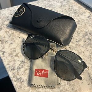 Like New Women’s Ray-Ban Black and Gold Sunglasses